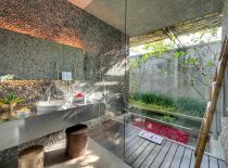 Villa Cocogroove, Master Bathroom