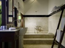 Villa Alamanda, Guest Bathroom