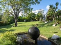 Villa KaliBali,  Jardin avant inférieur avec parcours de golf miniature