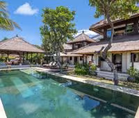 Villa Cemara, Villa am Strand